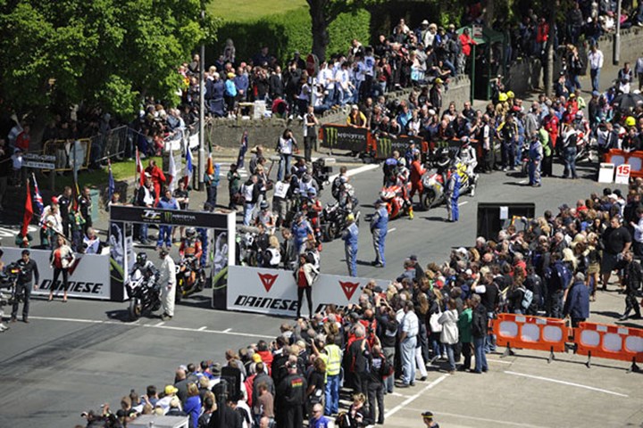 TT 2009 Superbike startline - click to enlarge